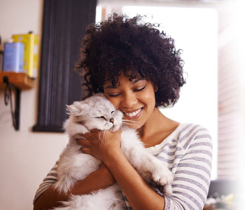 Eine Frau kuschelt mit ihrer Katze